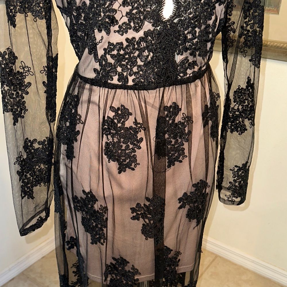Soie’blu Black Lace Overlay Dress w/ Sheer Sleeves Size Large - Picture 8 of 16